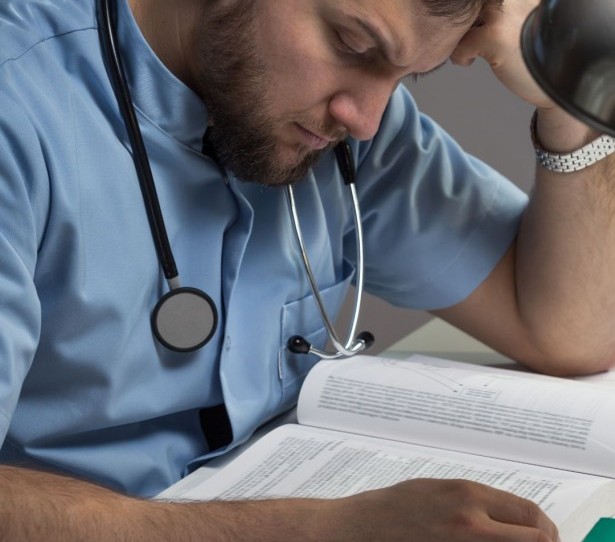 Sanidad convoca la mayor oferta de la historia con 9.676 plazas para Medicina